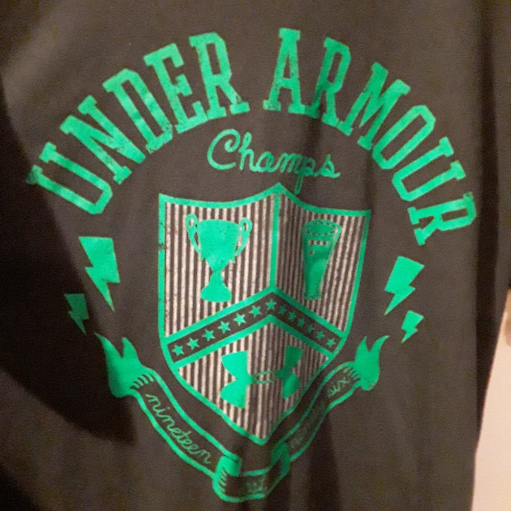 LN-Under Armour black active t shirt 4/16$